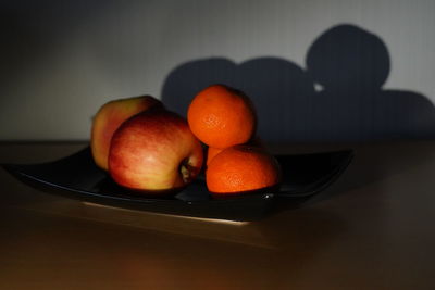 Close-up of apple fruits in bowl on table