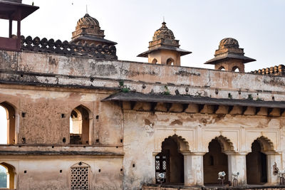 Beautiful view of orchha palace fort, raja mahal and chaturbhuj temple from jahangir mahal, orchha