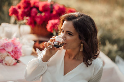 Portrait of woman holding rose bouquet
