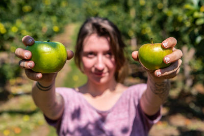 Portrait of woman holding apples