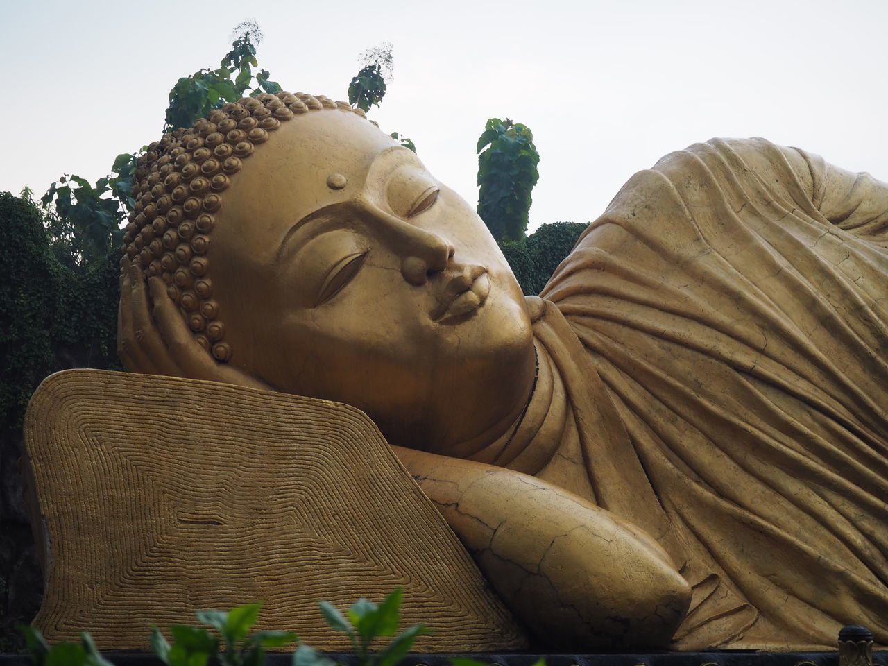 LOW ANGLE VIEW OF STATUES AGAINST SKY