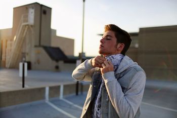 PORTRAIT OF YOUNG WOMAN WEARING JACKET