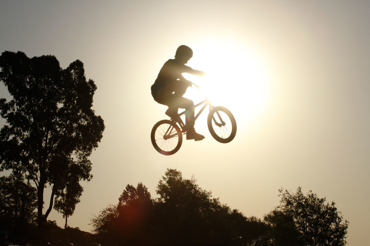 SILHOUETTE MAN RIDING MOTORCYCLE AGAINST SKY