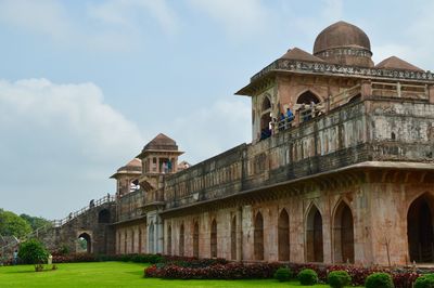 View of jahaz mahal at mandu against sky