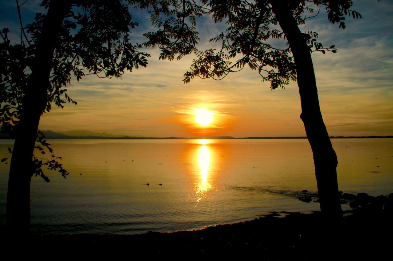 SCENIC VIEW OF SEA AGAINST SKY AT SUNSET