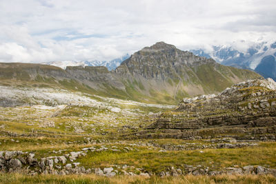 Facing mont blanc, the platé desert is mainly composed of lapiaz, carved out by glaciers.