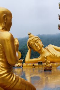 Buddha statues are worshiped by thais and asians who differ according to customs and traditions.