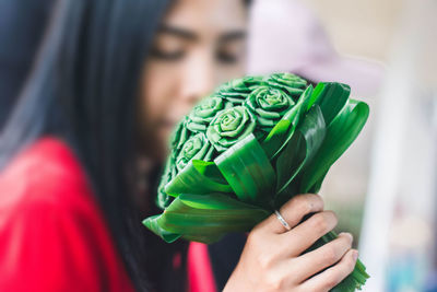 Close-up of hand holding leaf