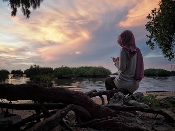 Silhouette of people at seaside
