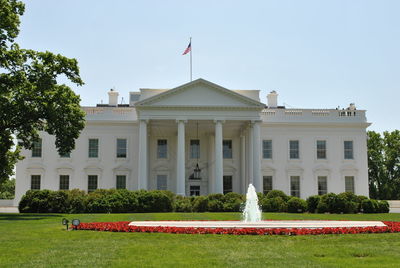 View of fountain in front of the whitehouse