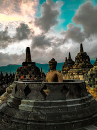 Statue of historic building against sky