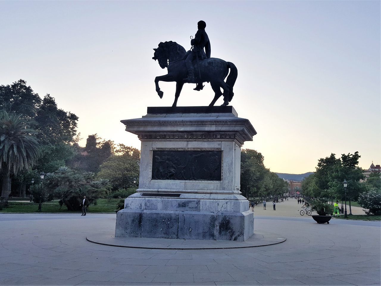 STATUE OF MAN WITH ARMS OUTSTRETCHED