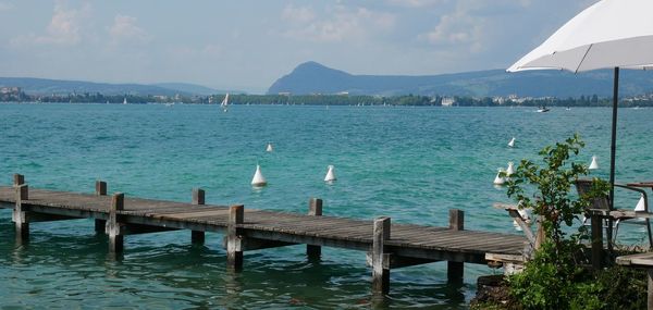 Ponton sur le lac d'annecy