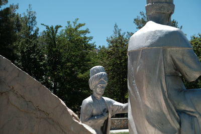statue