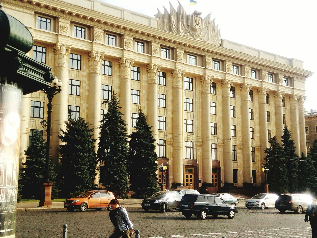 architecture, car, building exterior, built structure, land vehicle, transportation, mode of transport, city, outdoors, tree, day, real people, clear sky, sky