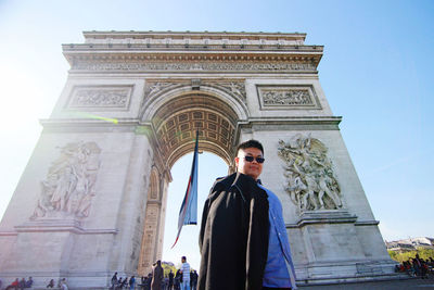 Visit and take pictures at the arc de triomphe  in paris