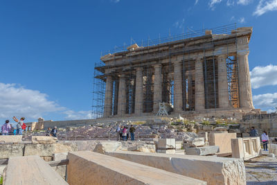 Crowd of tourists in front of the parthenon, athens, greece