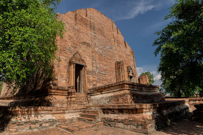 Old ruins of building against sky