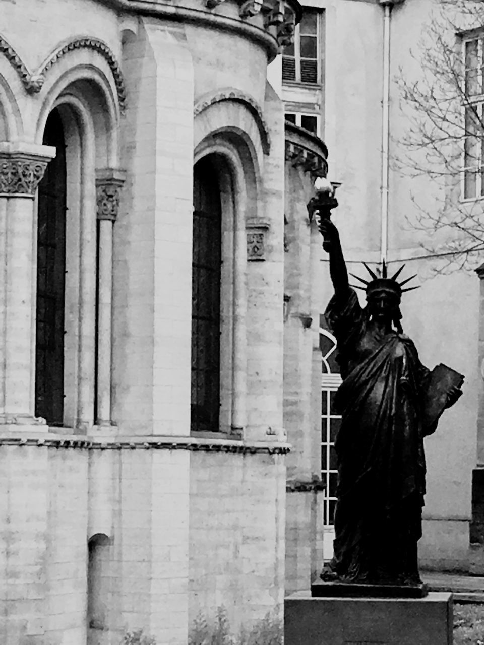 LOW ANGLE VIEW OF STATUE AGAINST BUILDING