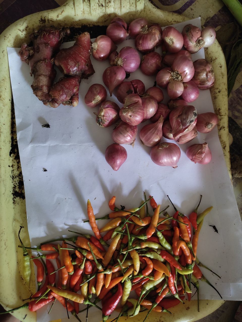 HIGH ANGLE VIEW OF CHOPPED VEGETABLES ON TABLE