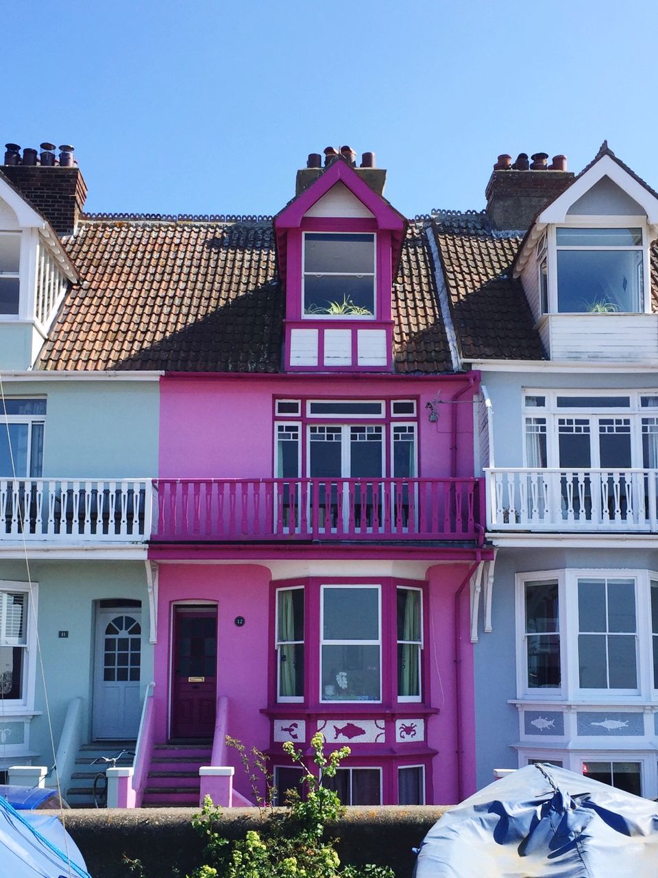 architecture, building exterior, built structure, no people, house, multi colored, city, pink color, residential building, outdoors, balcony, sky, day