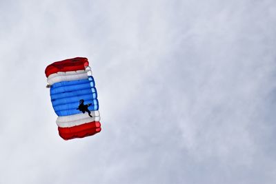 Paratroopers are floating in the sky, thai flag-patterned umbrellas