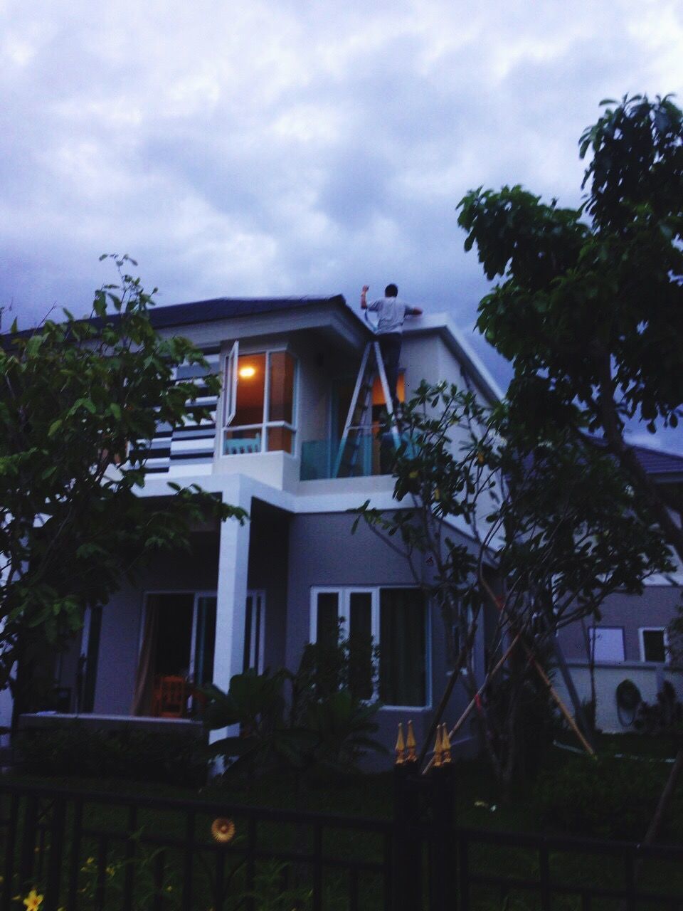 LOW ANGLE VIEW OF HOUSES AGAINST CLOUDY SKY