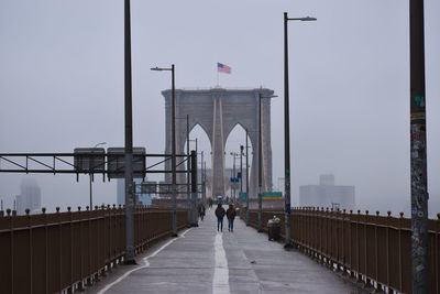 View of the brooklyn bridge on a rainy-foggy day in new york city 