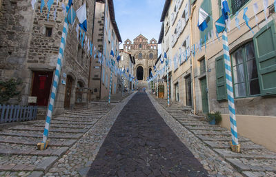 Alley in the old town of le puy-en-velay giving access to the notre-dame-du-puy cathedral