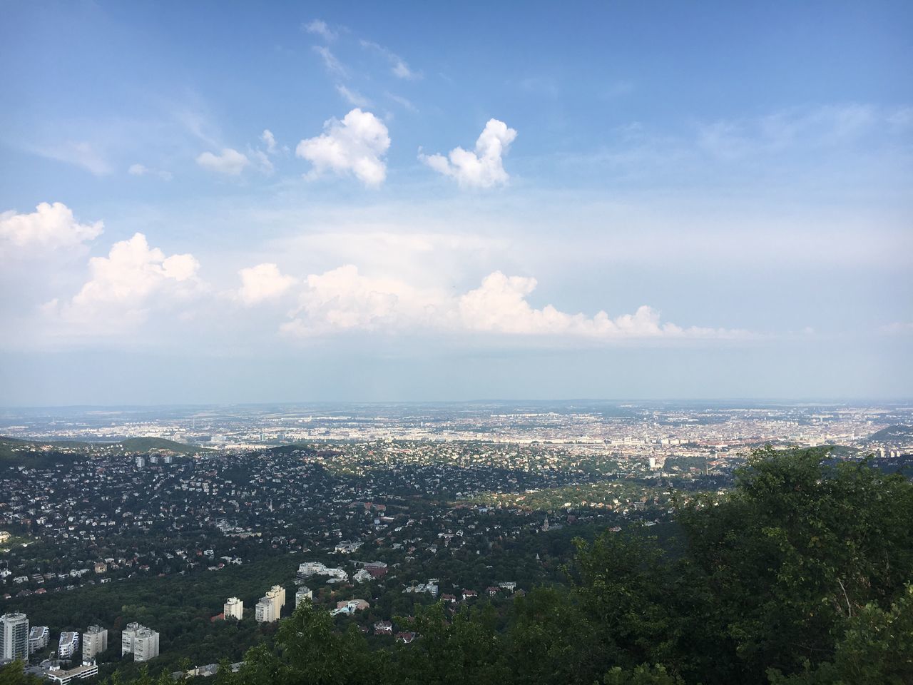 HIGH ANGLE VIEW OF CITY BY SEA AGAINST SKY