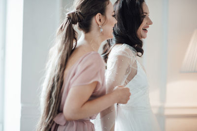 Bridesmaid grooming bride