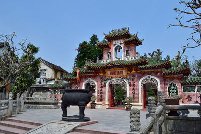 Statue of historic building against clear sky