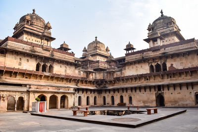 Beautiful view of orchha palace fort, raja mahal and chaturbhuj temple from jahangir mahal, orchha