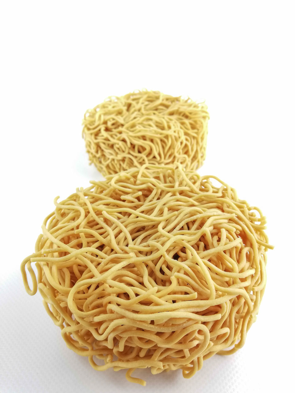 HIGH ANGLE VIEW OF NOODLES IN PLATE