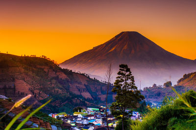 Enjoy the sunrise with views of mount sindoro on dieng plateau, central java, indonesia