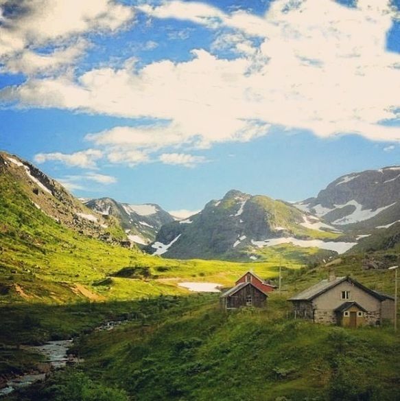 mountain, mountain range, sky, scenics, tranquil scene, landscape, building exterior, house, beauty in nature, tranquility, built structure, architecture, cloud - sky, cloud, nature, non-urban scene, tree, idyllic, green color, day