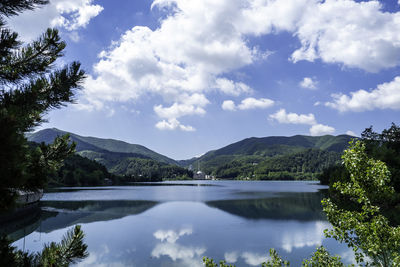 Scenic view of lake and mountains against sky