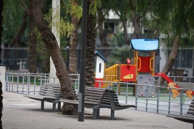 Empty bench in park vide a cause de virus