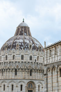 Cathedral at leaning tower of pisa against sky