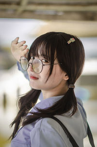 Portrait of young woman wearing eyeglasses