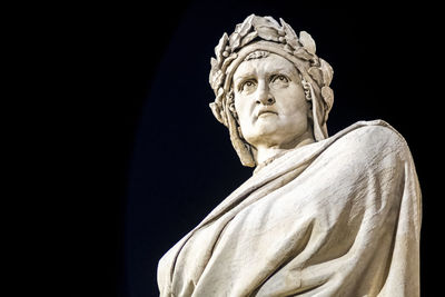 Dante alighieri statue in santa croce , florence. italy