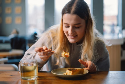 Young teengirl eating quiche with fresh vegetable