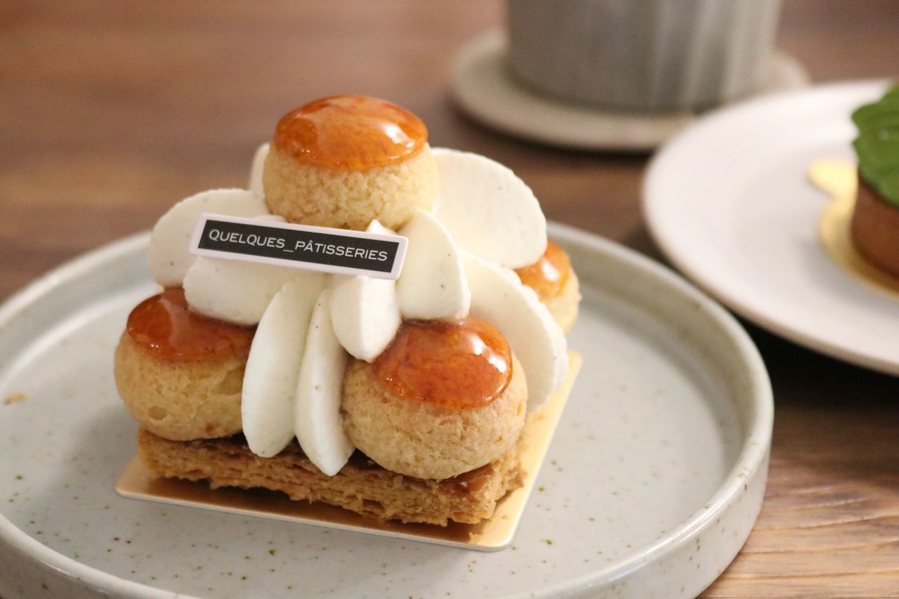 CLOSE-UP OF CAKE ON TABLE