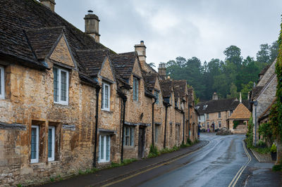 Castle combe quaint village with well preserved stone houses dated back to 16 century in england uk 