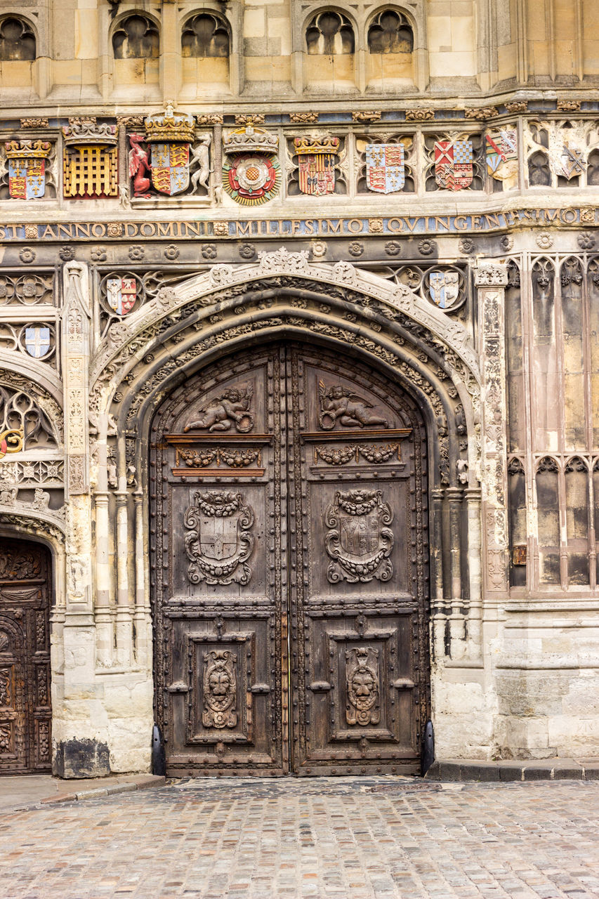 VIEW OF ORNATE DOOR OF BUILDING