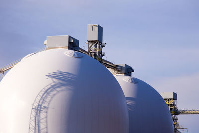 Two 45-meter white grain silos built in 2013 in the quebec city port 