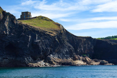 Scenic view of doydon castle on top of the rocks at port quinn, port isaac, cornwall