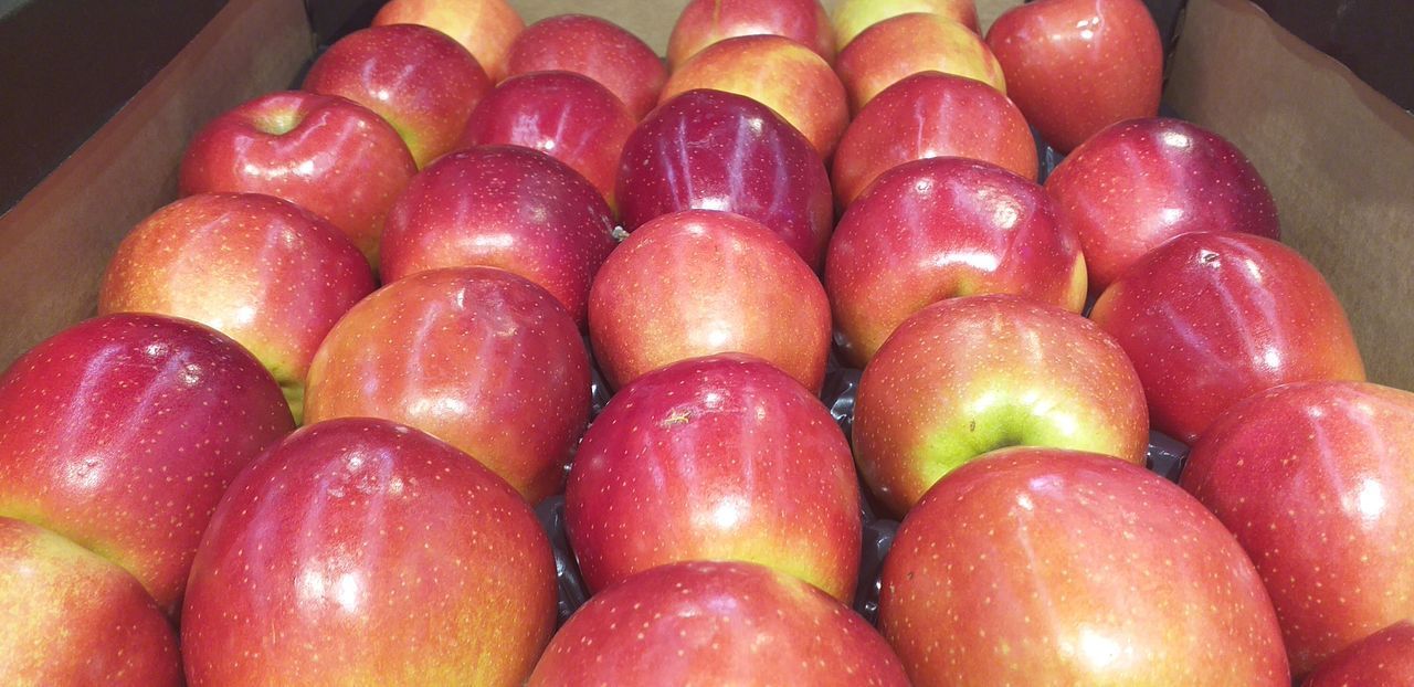 HIGH ANGLE VIEW OF APPLES IN MARKET FOR SALE