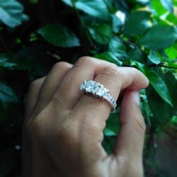 Close-up of woman hand holding leaf