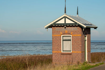 Wieringen, the netherlands. june 2017. an old measuring house of the rijkswaterstaat.